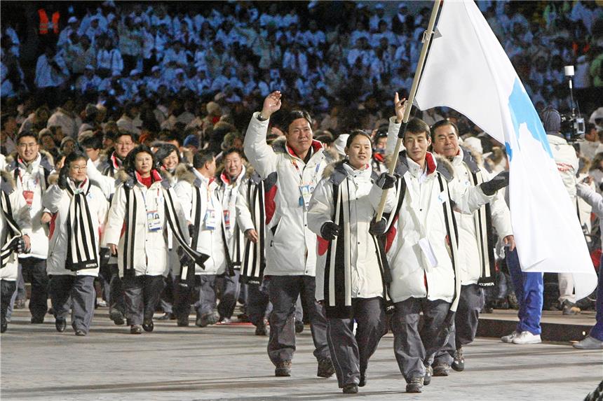 Süd- und Nordkorea wollen gemeinsam einlaufen Nord- und Südkorea könnten, wie hier bei den Olympischen Winterspielen 2006 in Turin, mit einer gemeinsamen Flagge einlaufen.