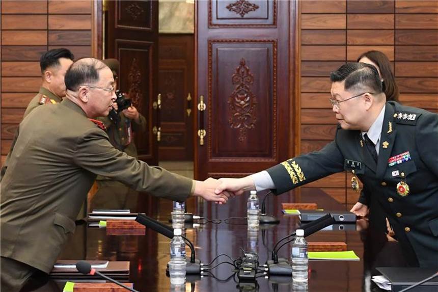 Nord- und Südkorea öffnen Verbindungsbüro Nord- und südkoreanische (r) Militärs beim Handschlag in Panmunjom. Foto: XinHua