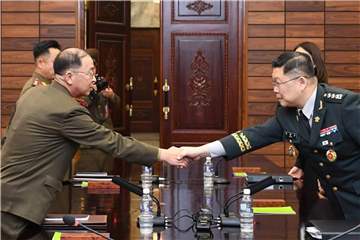 Nord- und südkoreanische (r) Militärs beim Handschlag in Panmunjom. Foto: XinHua