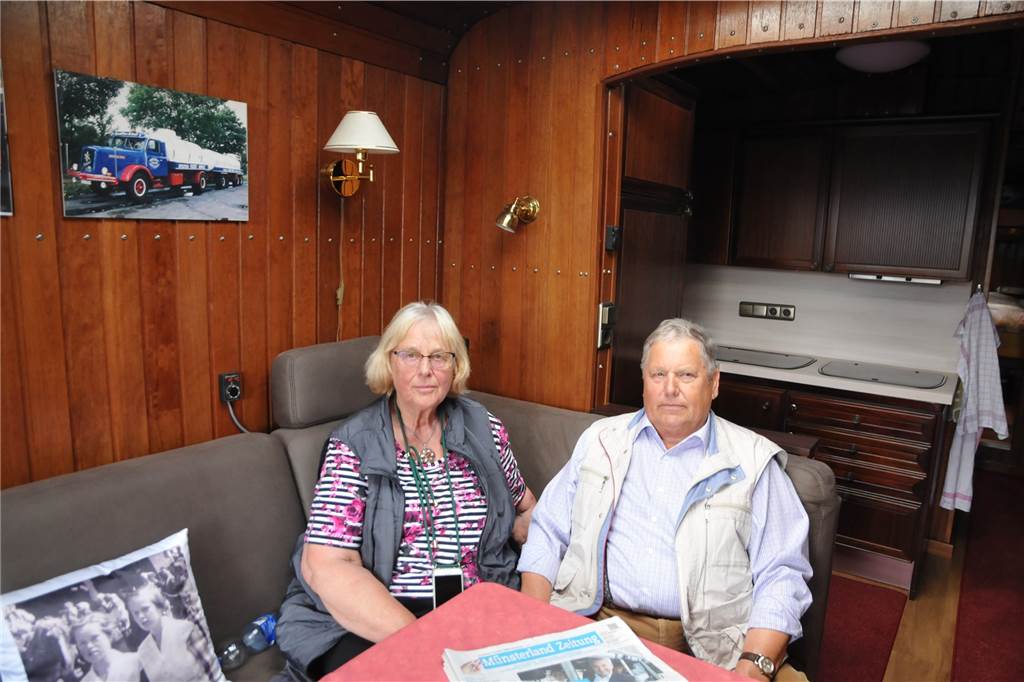 Viele Bilder aus Stadlohn: Umgebaute Lkw bieten was das Herz begehrt Norddeutsche Gelassenheit und viele Erinnerungen aus alten Tagen. Gudrun und Horst Anhalt aus Schleswig-Holstein in ihrem geliebten Scania-Oldtimer.