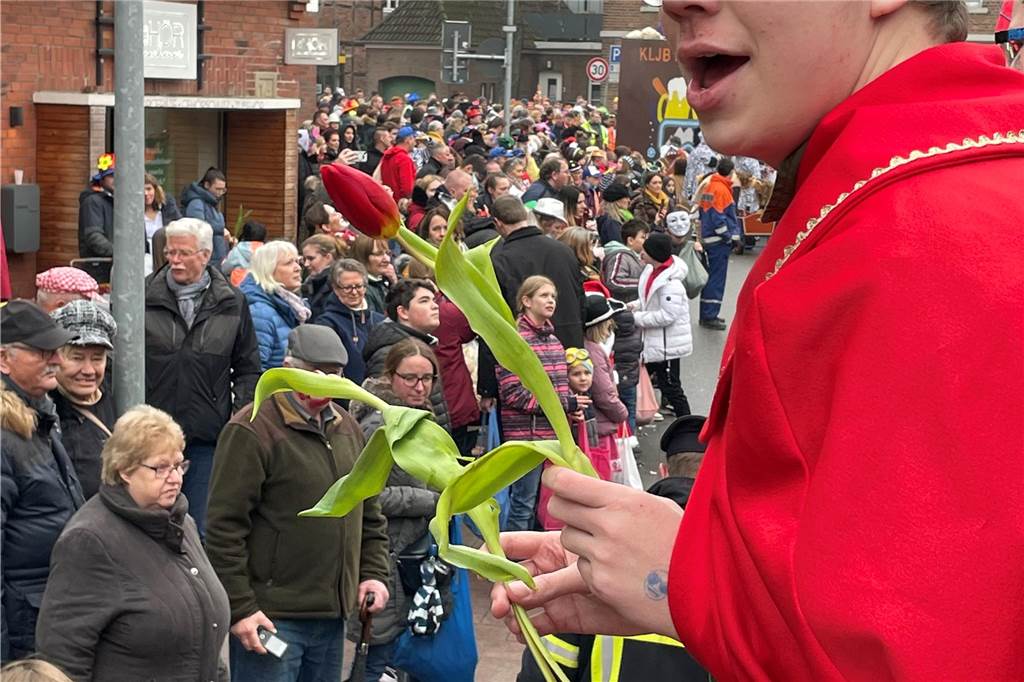 Nordkirchen feiert seinen bunten, fröhlichen Umzug mit mehr Besuchern als sonst und toller Stimmung.