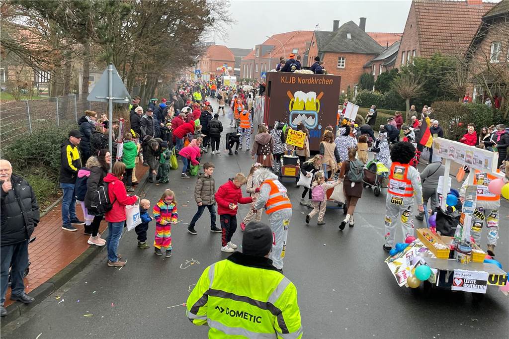 Nordkirchen feiert seinen bunten, fröhlichen Umzug mit mehr Besuchern als sonst und toller Stimmung.