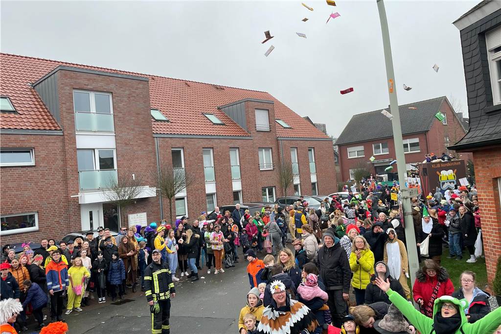 Nordkirchen feiert seinen bunten, fröhlichen Umzug mit mehr Besuchern als sonst und toller Stimmung.