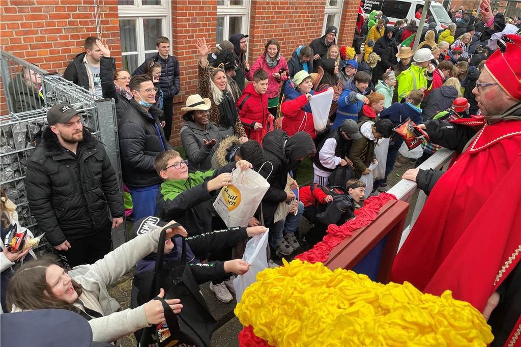 Nordkirchen feiert seinen bunten, fröhlichen Umzug mit mehr Besuchern als sonst und toller Stimmung.