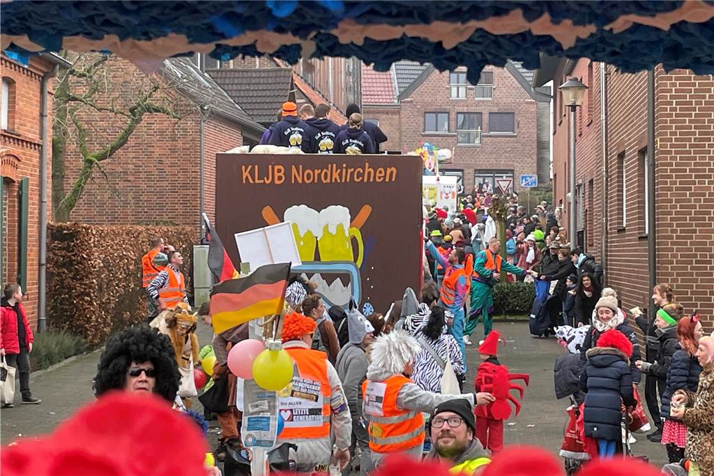 Nordkirchen feiert seinen bunten, fröhlichen Umzug mit mehr Besuchern als sonst und toller Stimmung.