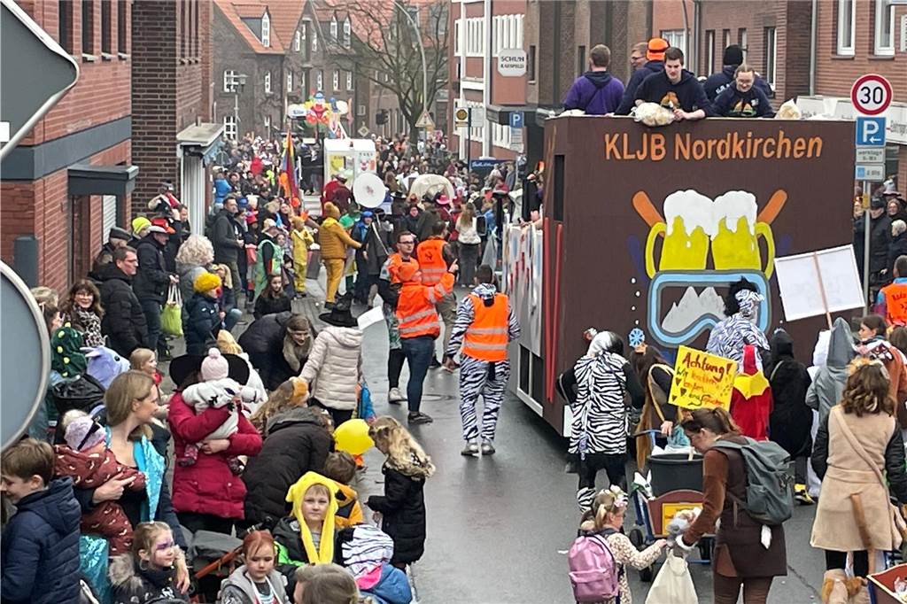 Nordkirchen feiert seinen bunten, fröhlichen Umzug mit mehr Besuchern als sonst und toller Stimmung.