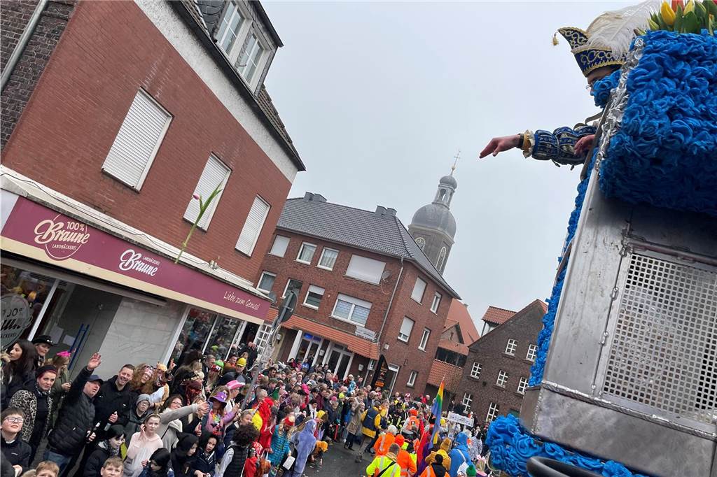 Nordkirchen feiert seinen bunten, fröhlichen Umzug mit mehr Besuchern als sonst und toller Stimmung.