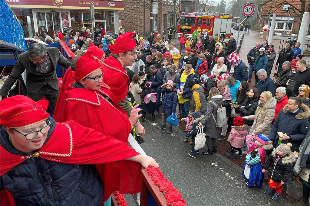 Nordkirchen feiert seinen bunten, fröhlichen Umzug mit mehr Besuchern als sonst und toller Stimmung.