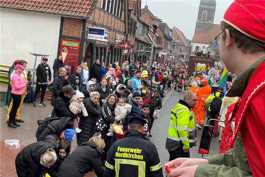 Nordkirchen feiert seinen bunten, fröhlichen Umzug mit mehr Besuchern als sonst und toller Stimmung.