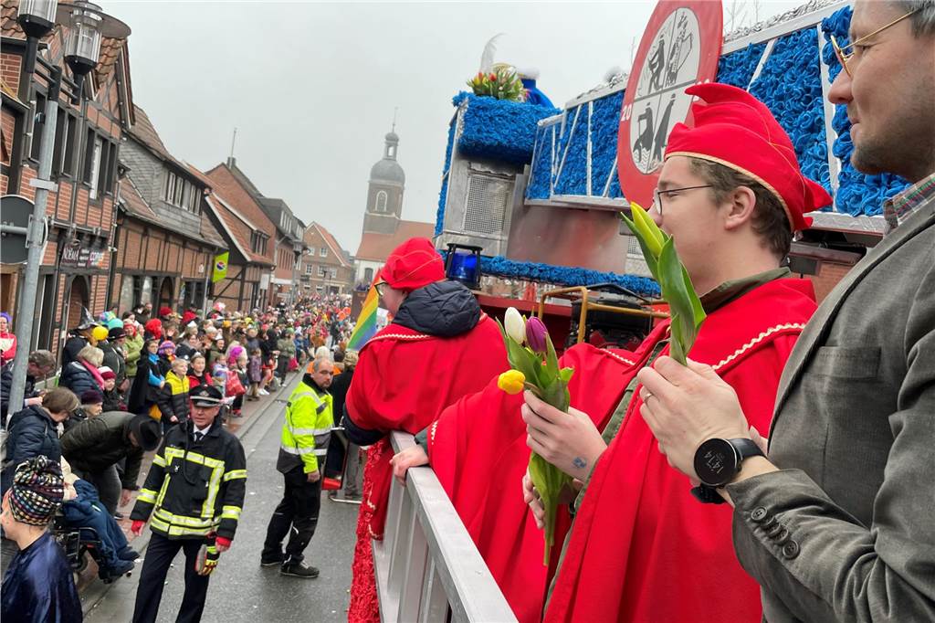 Nordkirchen feiert seinen bunten, fröhlichen Umzug mit mehr Besuchern als sonst und toller Stimmung.