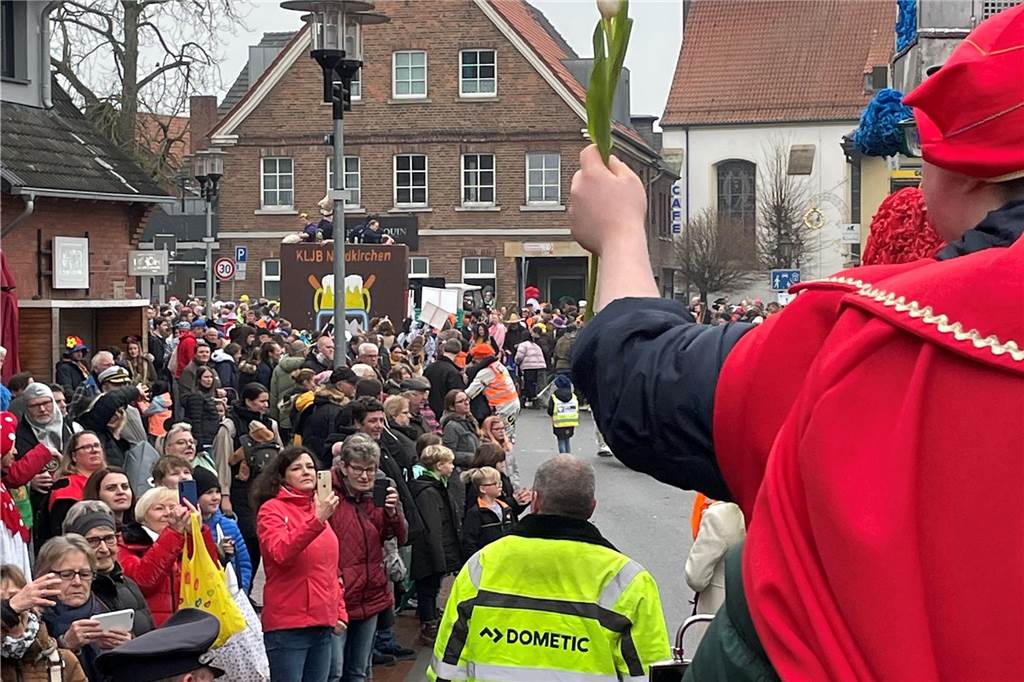 Nordkirchen feiert seinen bunten, fröhlichen Umzug mit mehr Besuchern als sonst und toller Stimmung.