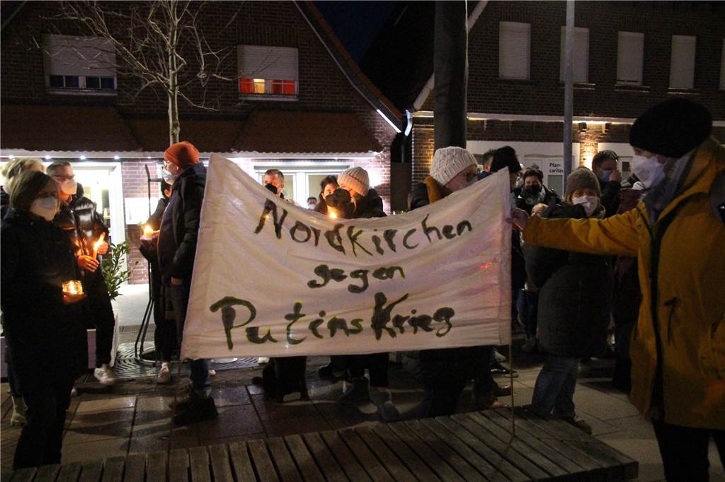 Mahnwache: Rund 160 Nordkirchener sangen für den Frieden in der Ukraine "Nordkirchen gegen Putins Krieg" stand auf Plakaten geschrieben.