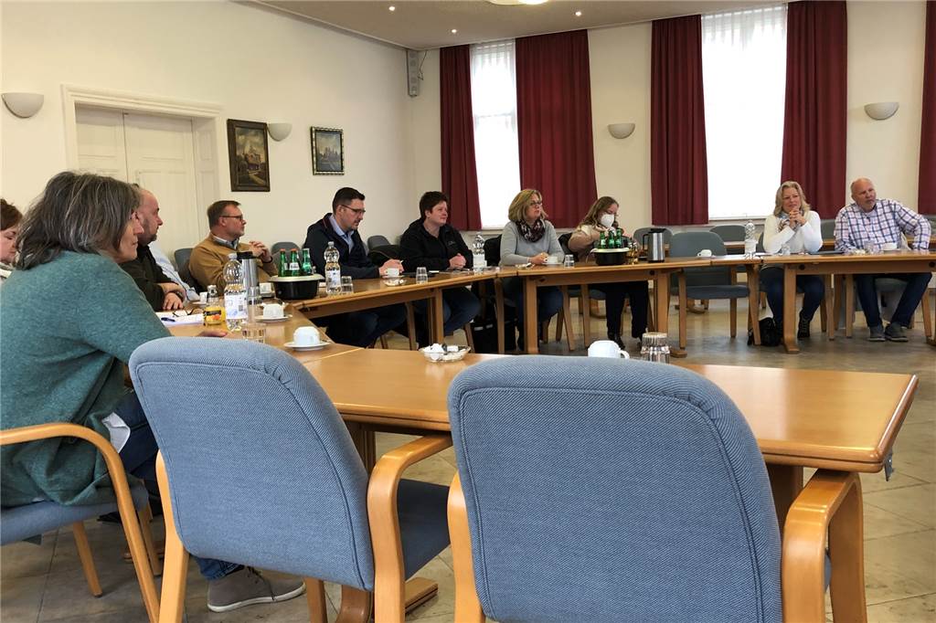 Liebhaber bunter Kühe in Nordkirchen für Freiluft-Ausstellung gesucht Nordkirchener, Südkirchener und Capeller trafen sich mit Gemeindevertretern sowie den Ideengebern Gabriele Maßmann (2.v.r.) und Wilhelm Uphoff (r.).