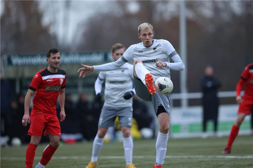 FC Nordkirchen peilt Aufstieg an: „Das ist der Lohn der vielen Arbeit der letzten Monate“ Nordkirchens Lars Wannigmann am Ball.