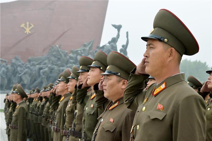 Nordkorea feiert sich als „unbesiegbare Atommacht“ Nordkoreanische Soldaten salutieren vor dem Großmonument Mansudae in Pjöngjang. Foto: Kyodo News