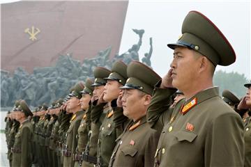 Nordkoreanische Soldaten salutieren vor dem Großmonument Mansudae in Pjöngjang. Foto: Kyodo News