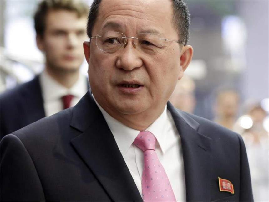 Nordkorea wertet Trump-Worte als "Kriegserklärung" Nordkoreas Außenminister Ri Yong Ho vor dem UN Plaza Hotel in New York. Foto: Richard Drew