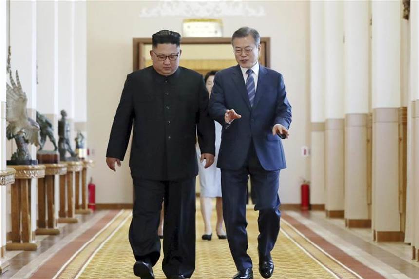Nordkoreas Machthaber Kim Jong Un (l) und Südkoreas Präsident Moon Jae In in Pjöngjang. Foto: Pyongyang Press Corps Pool /AP