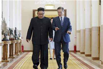 Nordkoreas Machthaber Kim Jong Un (l) und Südkoreas Präsident Moon Jae In in Pjöngjang. Foto: Pyongyang Press Corps Pool /AP