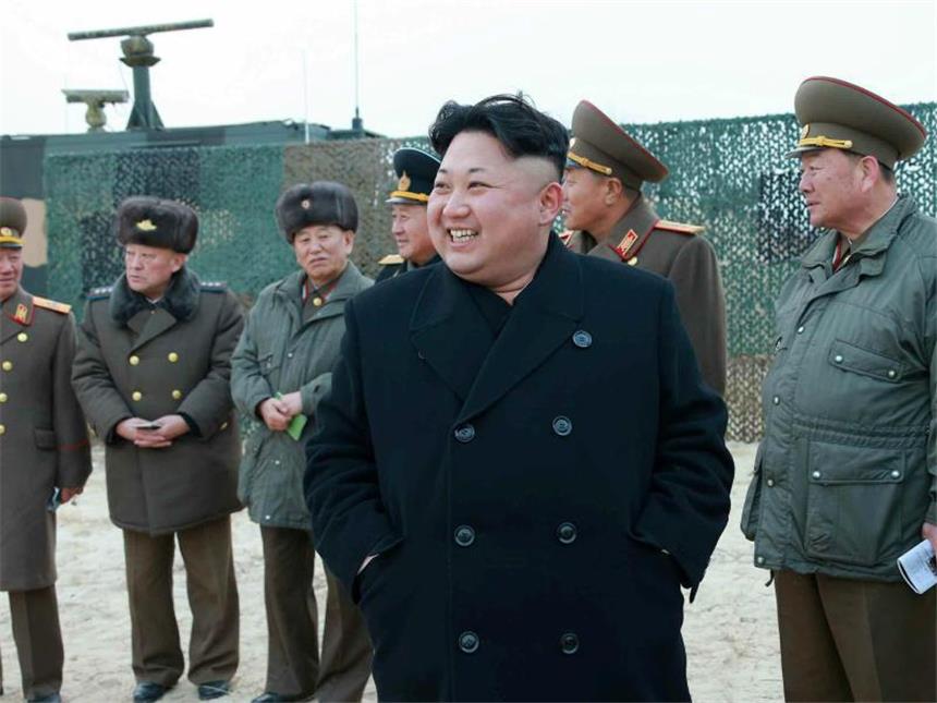 Südkorea verhängt neue Sanktionen gegen Nordkorea Nordkoreas Machthaber Kim Jong Un mit Generälen. Südkorea hat nochmals seine Sanktionen gegen den isolierten Nachbarn angezogen. Foto: Rodong Sinmun/Archiv