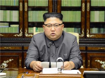 Nordkoreas Machthaber Kim Jong Un verliest eine Erklärung zu US-Präsident Trump. Foto: KCNA/KNS/AP