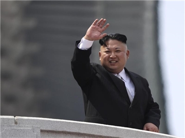 Nordkoreas Machthaber Kim Jong Un winkt bei einer Militärparade in Pjöngjang. Foto: Wong Maye-E/Archiv