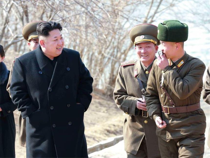Angeblich Militärdaten aus Seoul von Nordkorea gestohlen Nordkoreas Machthaber Kim Jong Un zusammen mit Soldaten. Foto: YONHAP/KCNA/Archiv