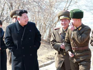 Nordkoreas Machthaber Kim Jong Un zusammen mit Soldaten. Foto: YONHAP/KCNA/Archiv