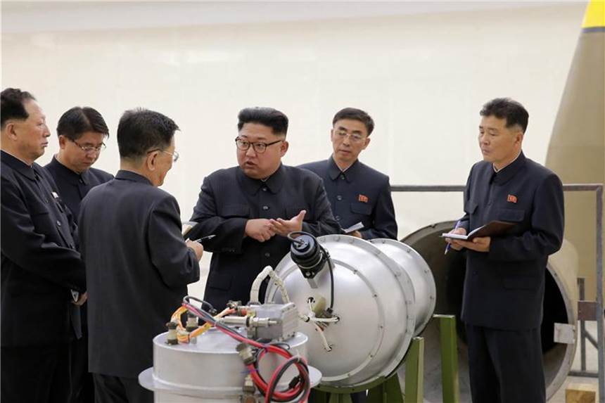 UN: Nordkorea hat Atom- und Raketenprogramm nicht gestoppt Nordkoreas Staatschef Kim Jong Un neben einem Sprengkopf: Zweifel am Willen zur Abrüstung sind erlaubt. Foto: KCNA/Archiv