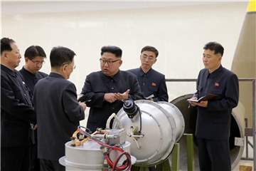 Nordkoreas Staatschef Kim Jong Un neben einem Sprengkopf: Zweifel am Willen zur Abrüstung sind erlaubt. Foto: KCNA/Archiv
