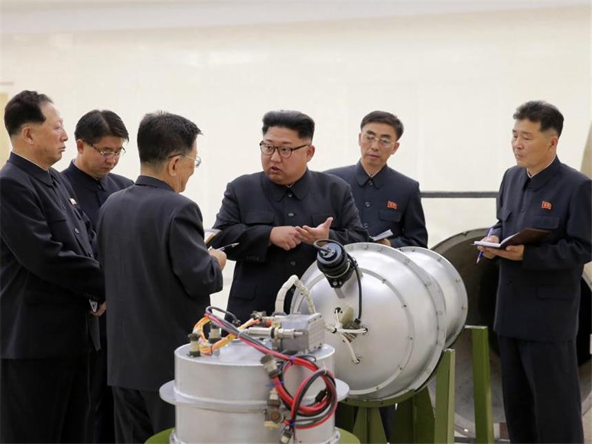 Nordkorea feuert erneut Rakete über Japan hinweg Nordkoreas Staatschef Kim Jong Un neben einem Sprengkopf. Foto: KCNA