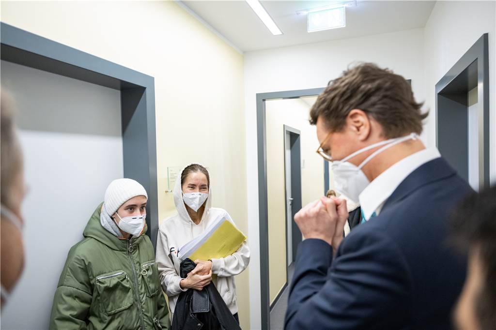 2023 muss Schwarz-Grün in NRW liefern: Das kommt auf die Landesregierung zu Nordrhein-Westfalens Ministerpräsident Hendrik Wüst (CDU, r) spricht in der zentralen Aufnahmestelle in Unna mit Flüchtlingen aus der Ukraine.