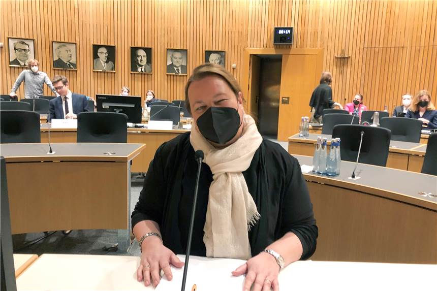 Mallorca-Affäre: NRW-Ministerin soll Reisedaten erst unter Druck mitgeteilt haben Nordrhein-Westfalens Umweltministerin Ursula Heinen-Esser (CDU) sitzt im Landtag im Untersuchungsausschuss zur Flutkatastrophe.