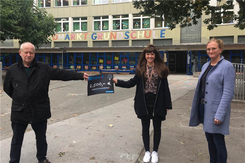 Bildungsscheck hilft Vorschulkindern und ihren Eltern aufs Fahrrad Nordstadt-Bezirksbürgermeister Ludwig Jörder übergab den Bildungsscheck des Lensing Media Hilfswerks über 2500 Euro an Michaela Zborowski (Mitte) und Silvia Schmidt vom Verein Stadtteil-Schule.
