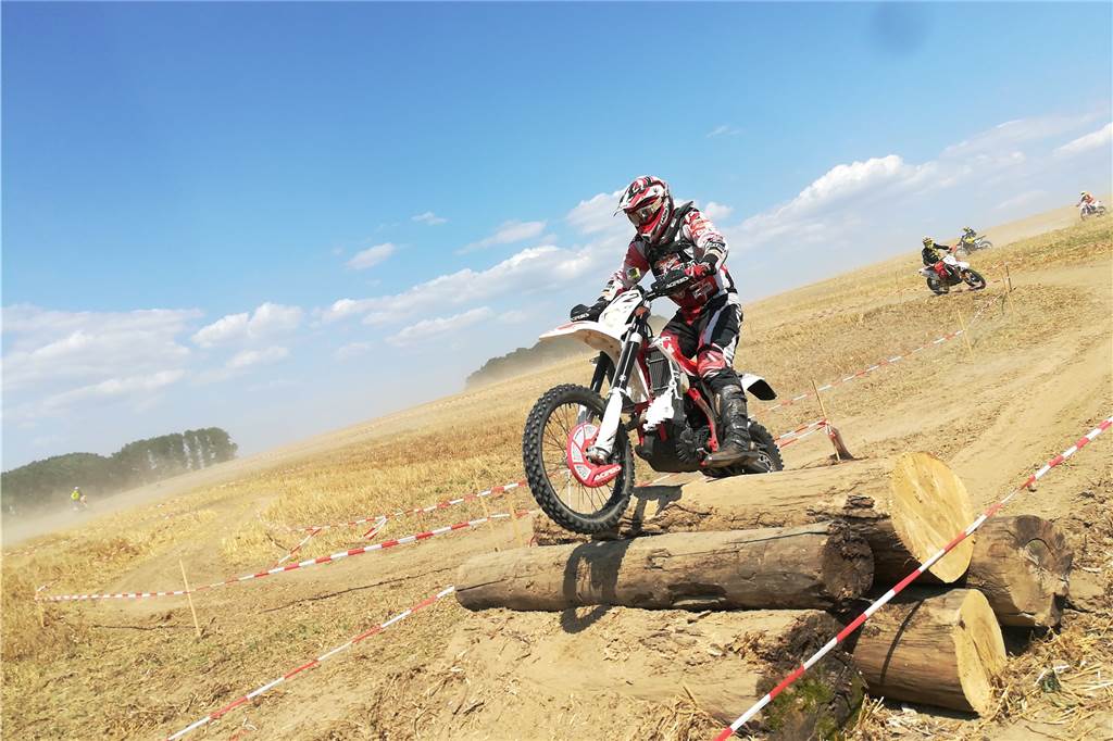 Endurofahrer Jens Althoff fit fürs Comeback, aber: Corona gibt den Startschuss Normalersweise geht es für Endurofahrer Jens Althoff bei Wettkämpfen über Stock und Stein.