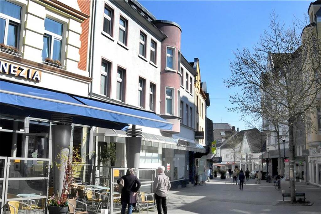 Coronavirus in NRW: Erster Corona-Todesfall in Bochum - Liveblog zur Lage in NRW Normalerweise am Markt-Mittwoch gut gefüllt, gestern aber ziemlich leer: Die Fußgängerzone in Schwerte.