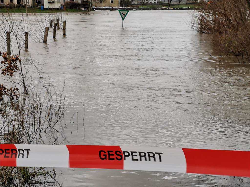 Eine Sperrung ist „geschäftsschädigend“ für das Naroda Forellenzentrum Überschwemmter und gesperrter Weg