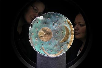 Normalerweise ist die Himmelscheibe von Nebra im Landesmuseum für Vorgeschichte in Halle (Sachsen-Anhalt) zu sehen. Im nächsten Jahr kommt sie für sechs Wochen nach Berlin, um die Archäologieausstellung „Bewegte Zeiten - Archäologie in Deutschland“ zu bereichern. Foto: Hendrik Schmidt/dpa-Zentralbild
