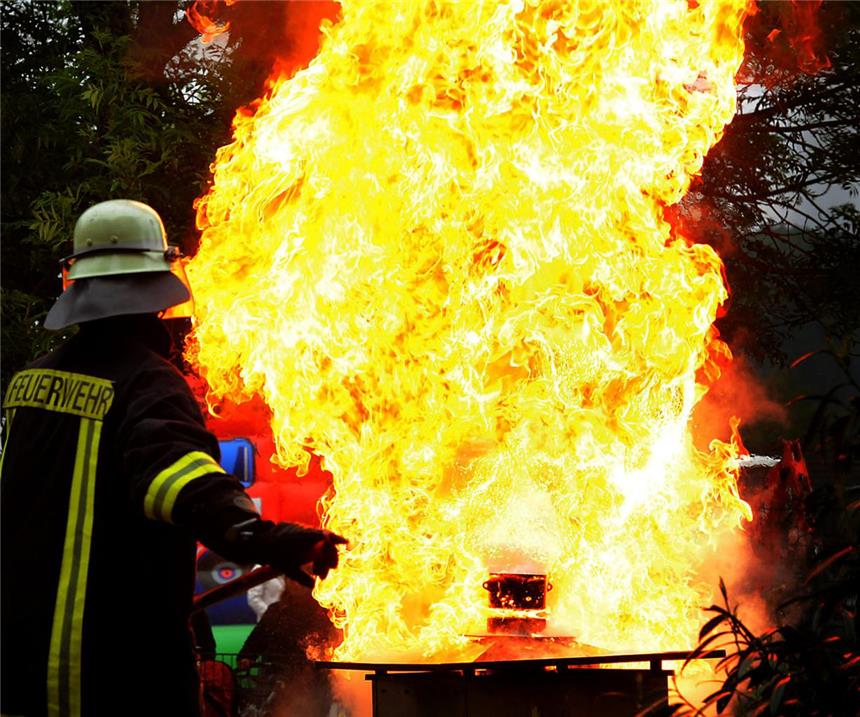Schwerter Feuerwehrmänner wegen Überstunden sauer Normalerweise kämpfen die Schwerter Feuerwehrleute gegen Flammen. Derzeit setzen sich 22 aktive und ehemalige Retter für den finanziellen Ausgleich von Überstunden ein, die sie zwischen 2001 und 2006 geleistet haben.