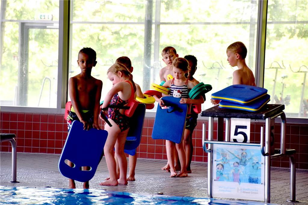 Aquahaus bekommt Plätze in Ferien-Schwimmkursen nicht belegt Kinder warten im Aquahaus darauf, mit ihren Schwimmhilfen ins Wasser zu springen.