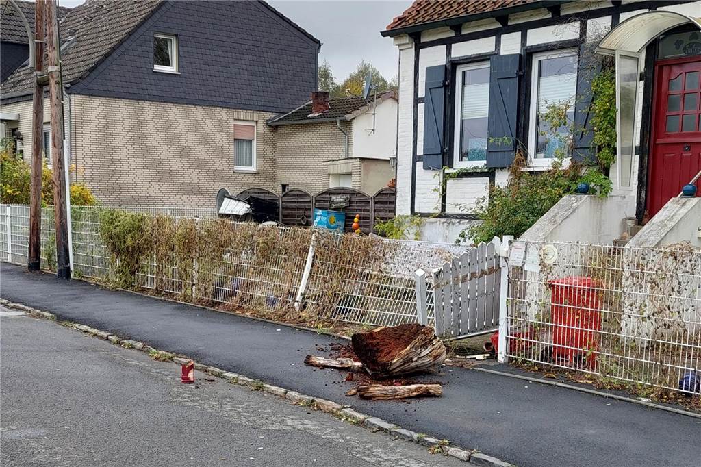 Normalerweise steht der Baumstumpf als Dekoration am Vorgarten von Feierabends. Dazu ist es jetzt nicht mehr zu gebrauchen.