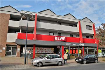 Normalerweise von 6 Uhr bis 22 Uhr geöffnet, schließt etwa der Rewe-Markt an der Hauptstraße nun um 21 Uhr für die Zeit der aktuellen Ausgangssperre im Kreis Unna.