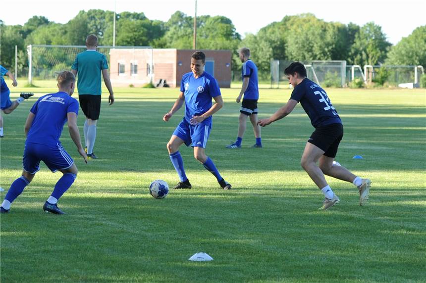 Inzidenz ist unter 35: Kontaktsport mit bis zu 100 Personen wäre in wenigen Tagen wieder möglich Normales Training mit Kontakt könnte schon bald wieder erlaubt sind - teils auch ohne Nachweis eines negativen Corona-Schnelltest, einer Impfung oder einer Genesung.