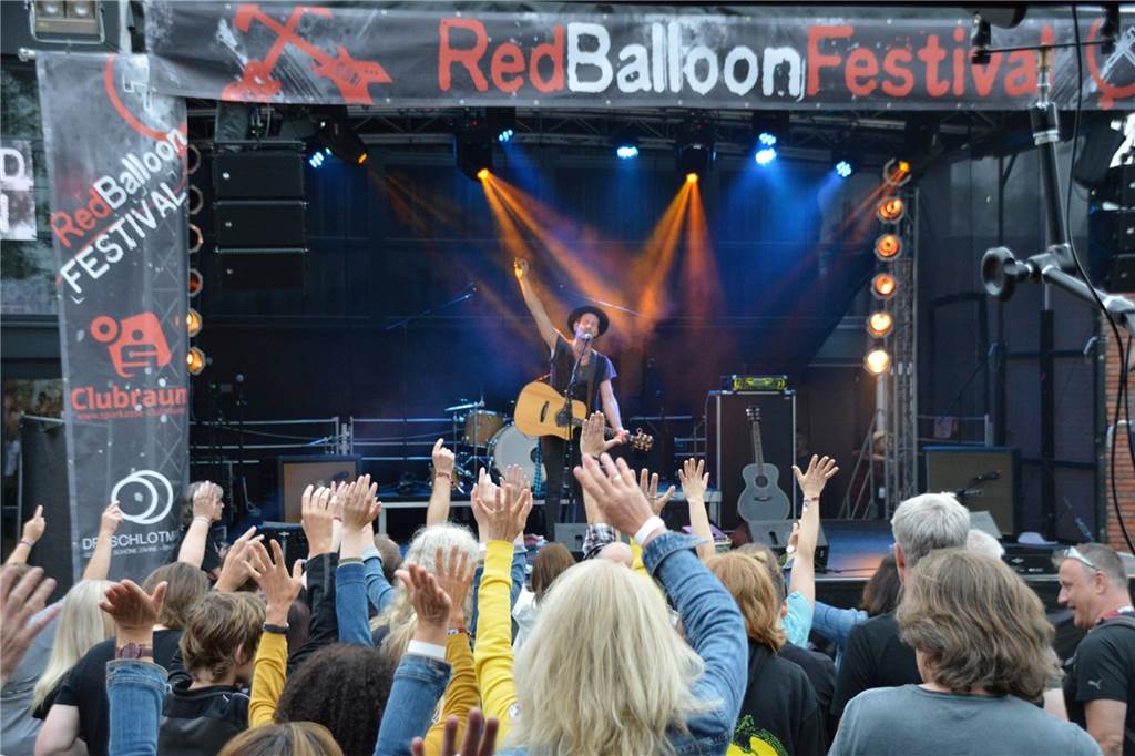 Rockfans freuen sich: Endlich wieder „Red Ballon-Festival“ in Dorsten Musiker auf der Bühne.