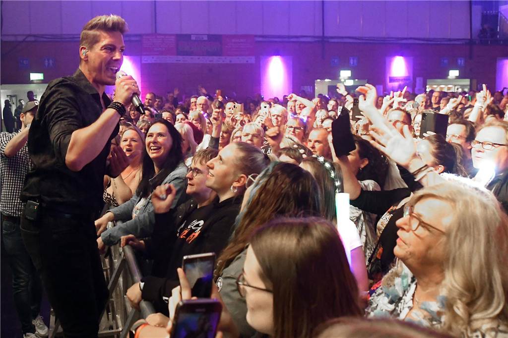 Norman Langen begeisterte die Schlager-Fans in der Europahalle. Die waren nah dran.