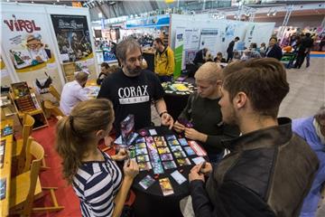 „Not Alone“: Dieses Kartenspiel können Meesebesucher in Stuttgart testen. Foto: Marijan Murat/dpa