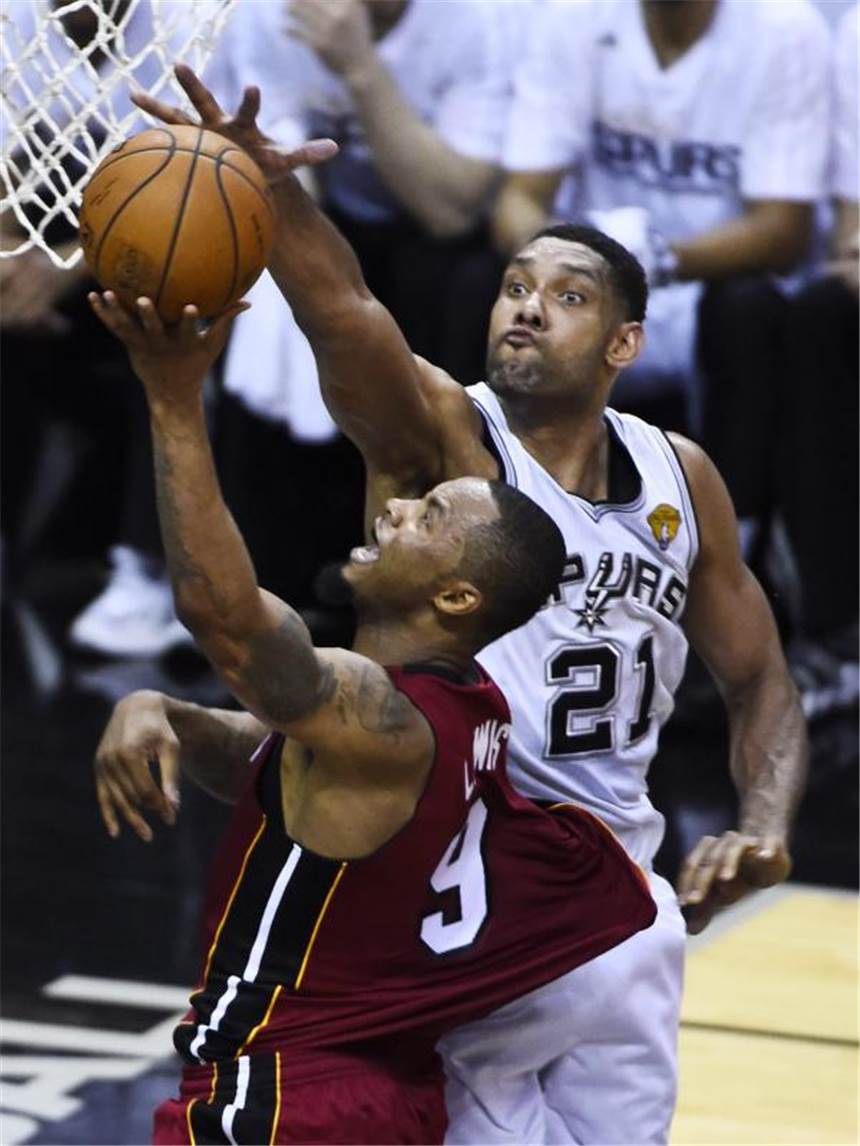 Miami verliert Hitzeschlacht gegen San Antonio Not in my house! Tim Duncan (r) blockt Rashard Lewis beim Korbleger. Foto: Ashley Landis