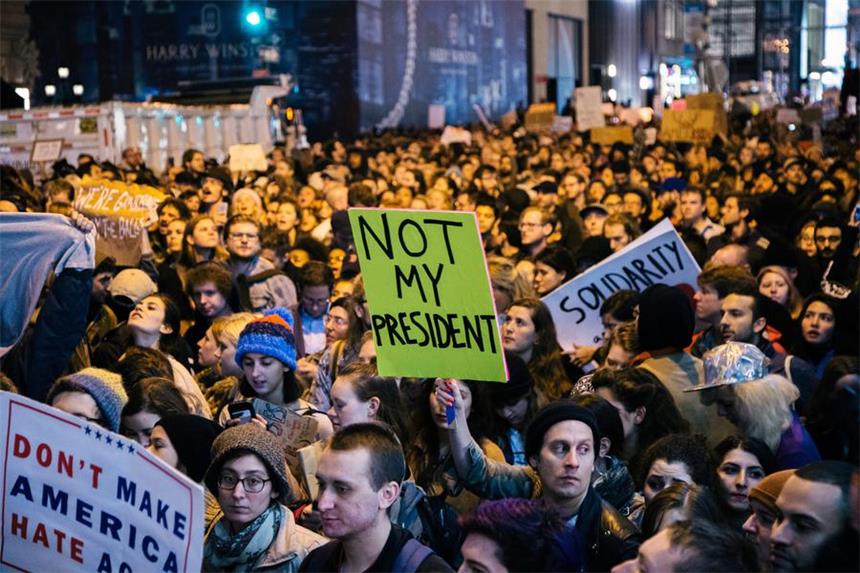 Tausende Amerikaner protestieren gegen Trump "Not my President" stand auf vielen Bannern.