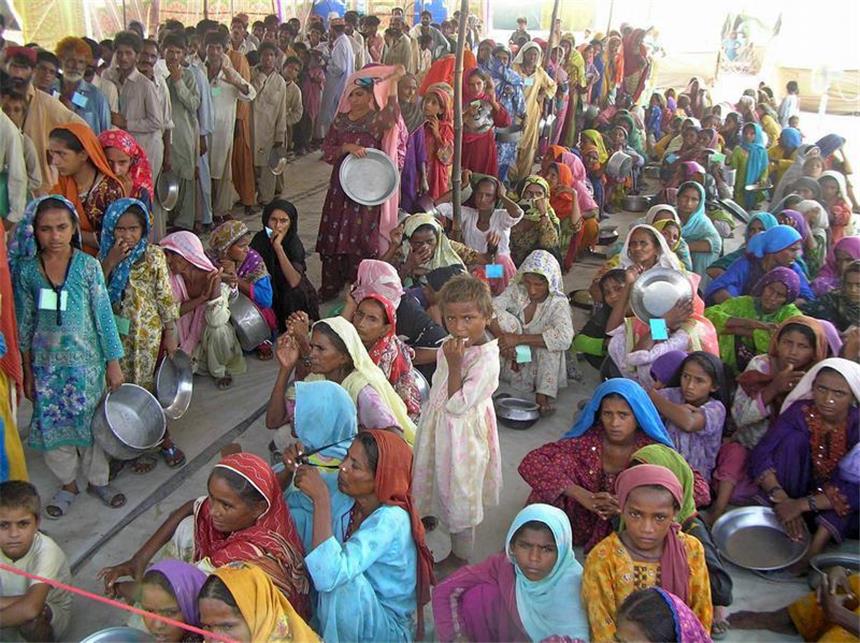Helfer schlagen Alarm: Mehr Krankheiten in Pakistan Not und Elend nach der Flutkatastrophe in Pakistan: Mehr als 21 Millionen Menschen sind von der Flut betroffen, rund zehn Millionen sind obdachlos.