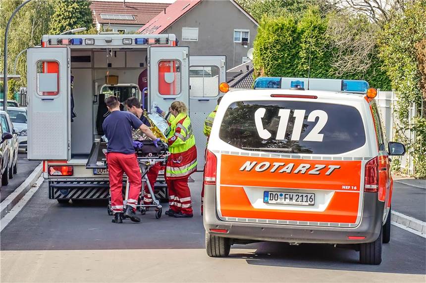 Rottweiler attackiert fünfjähriges Mädchen Notarzt und Feuerwehr an der Hohbrinkstraße in Marten - Minuten, nachdem der Rottweiler das fünfjährige Mädchen angegriffen hatte.